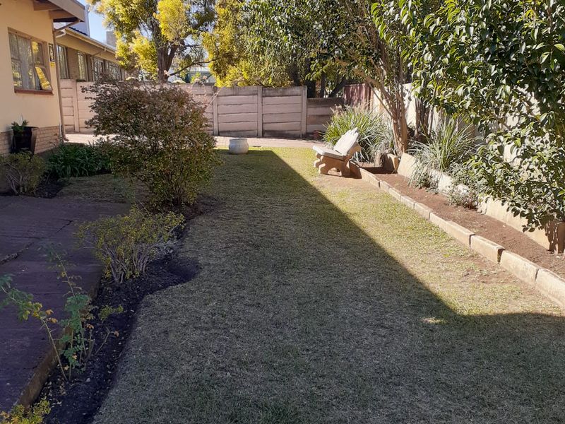Unlock Outstanding Rental Potential with This 4 Bedroom Home & 4 Flatlets - Photo 2