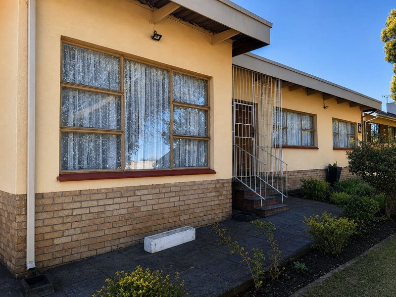 Unlock Outstanding Rental Potential with This 4 Bedroom Home & 4 Flatlets - Photo 1