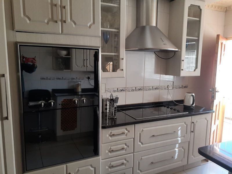 Unlock Outstanding Rental Potential with This 4 Bedroom Home & 4 Flatlets - Photo 8