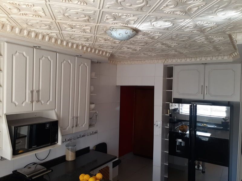 Unlock Outstanding Rental Potential with This 4 Bedroom Home & 4 Flatlets - Photo 9