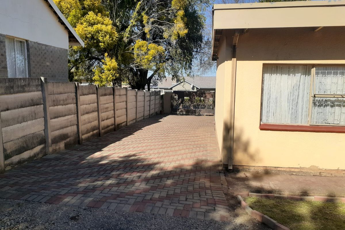 Unlock Outstanding Rental Potential with This 4 Bedroom Home & 4 Flatlets - Photo 3