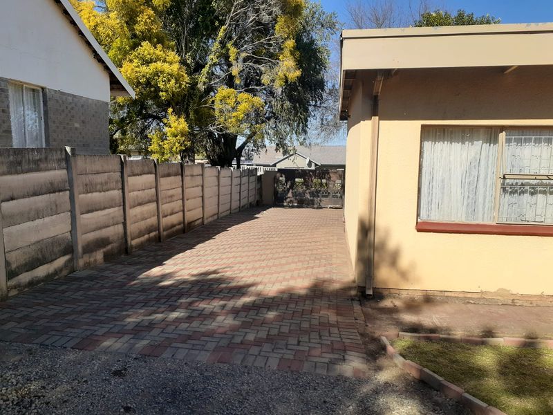 Unlock Outstanding Rental Potential with This 4 Bedroom Home & 4 Flatlets - Photo 3
