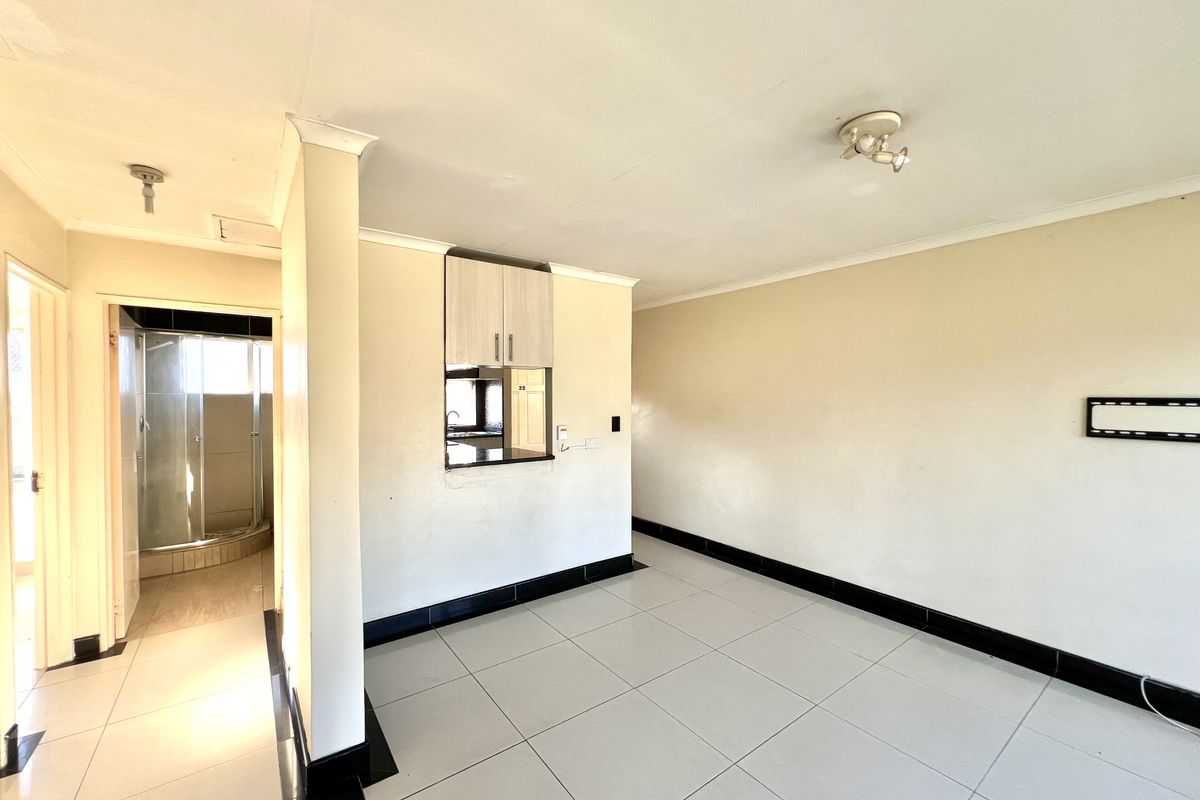 Morningside, Three Bedroom Flat, 2 Parking To Let - Photo 2