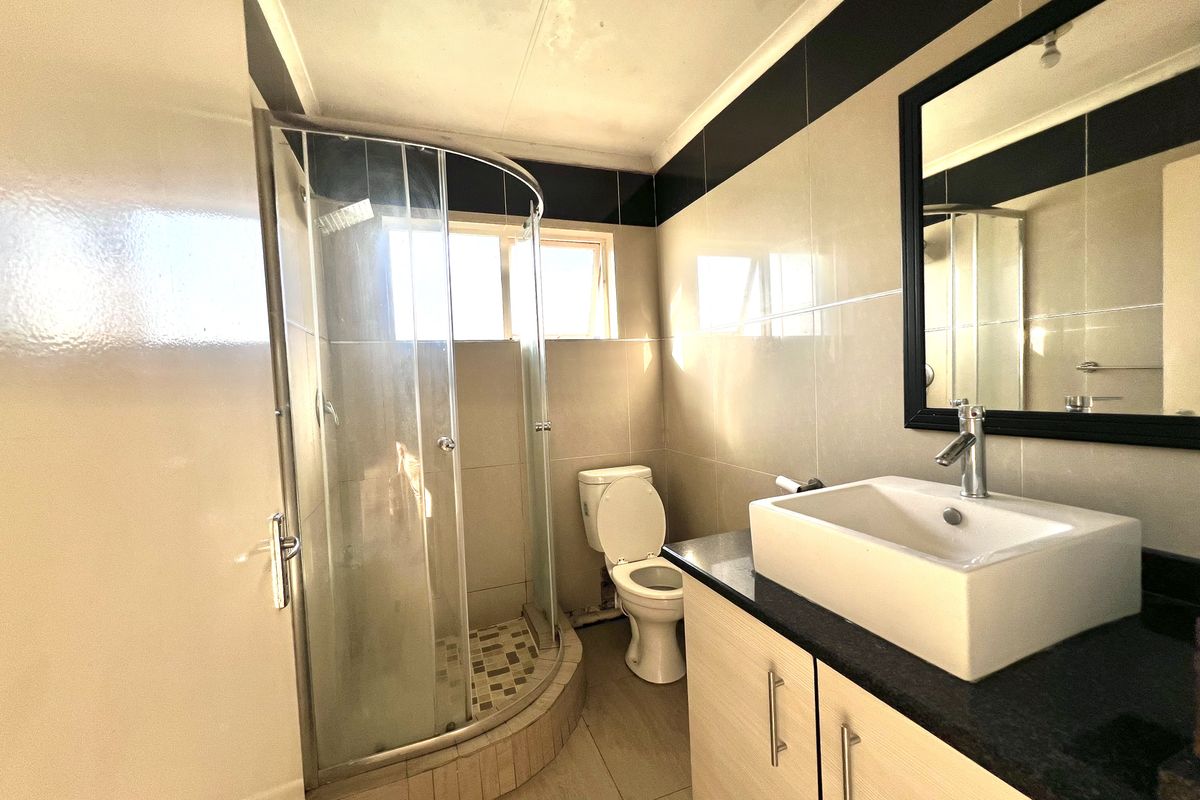 Morningside, Three Bedroom Flat, 2 Parking To Let - Photo 4