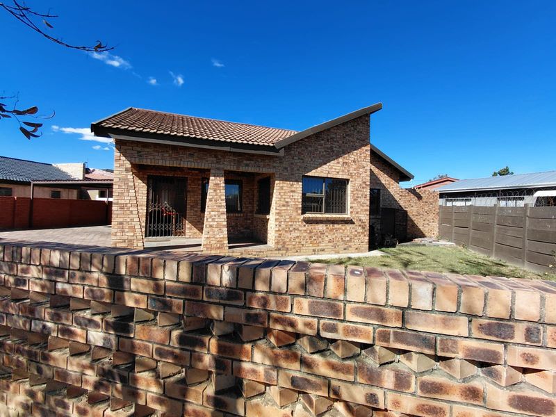 Secure 3-bedroom Family House in quiet area - Photo 3