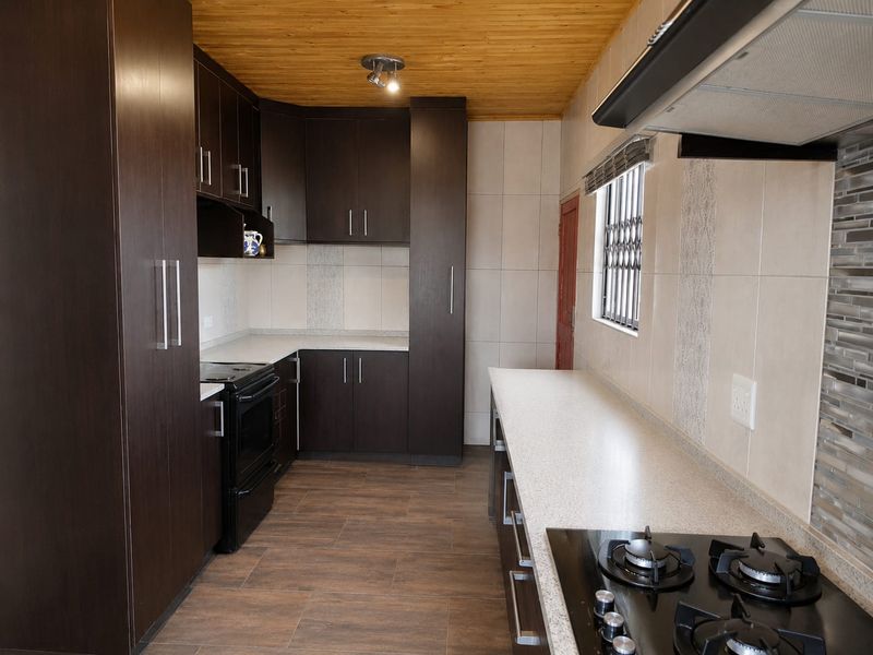 Secure 3-bedroom Family House in quiet area - Photo 9