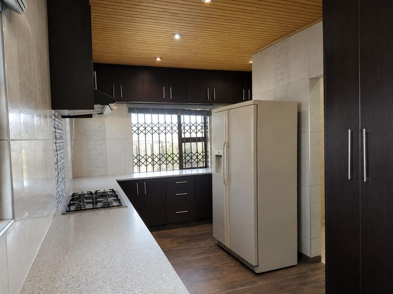 Secure 3-bedroom Family House in quiet area - Photo 8