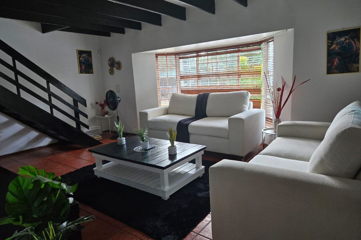 Spacious 5-Bedroom Family Home with Pool and Expansive Garden in Prime Ferndale - Photo 4