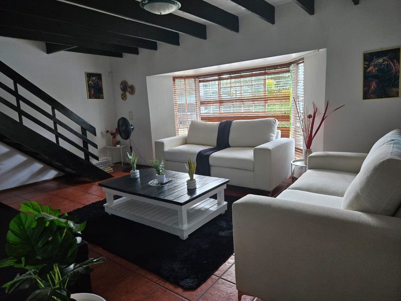 Spacious 5-Bedroom Family Home with Pool and Expansive Garden in Prime Ferndale - Photo 4