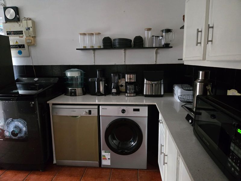 Spacious 5-Bedroom Family Home with Pool and Expansive Garden in Prime Ferndale - Photo 7
