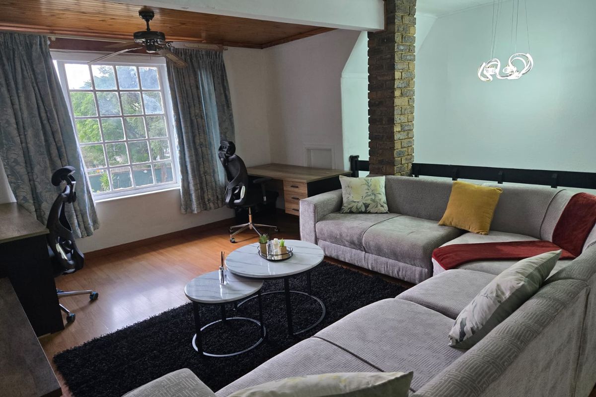 Spacious 5-Bedroom Family Home with Pool and Expansive Garden in Prime Ferndale - Photo 5