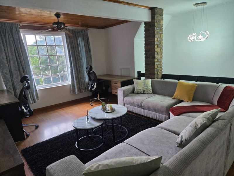 Spacious 5-Bedroom Family Home with Pool and Expansive Garden in Prime Ferndale - Photo 5
