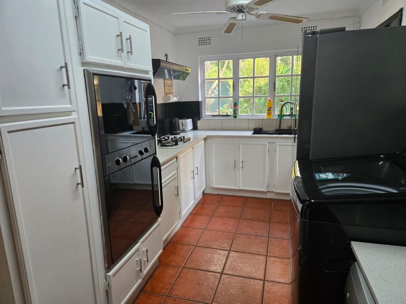 Spacious 5-Bedroom Family Home with Pool and Expansive Garden in Prime Ferndale - Photo 6