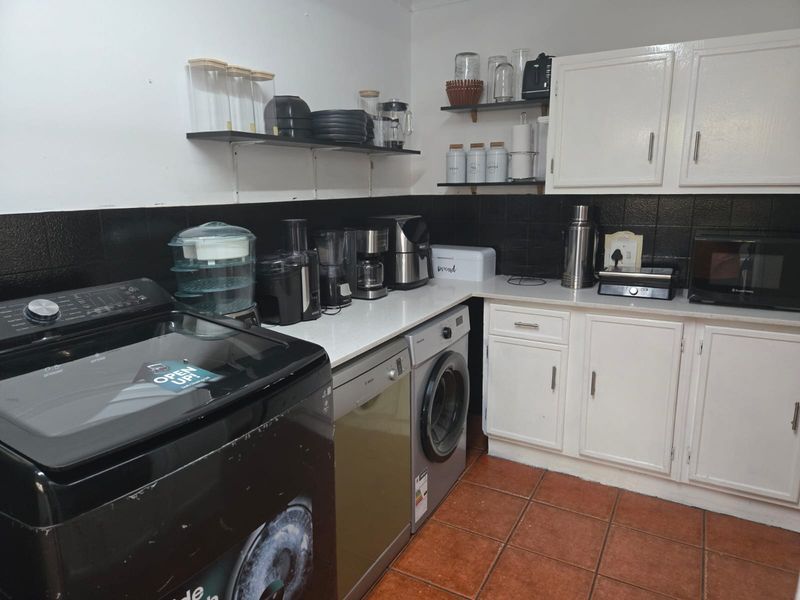 Spacious 5-Bedroom Family Home with Pool and Expansive Garden in Prime Ferndale - Photo 8