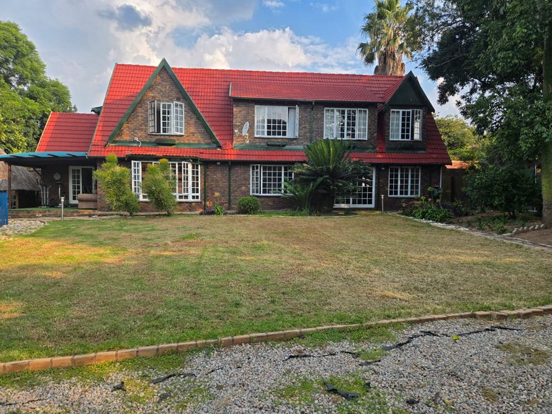Spacious 5-Bedroom Family Home with Pool and Expansive Garden in Prime Ferndale - Photo 1