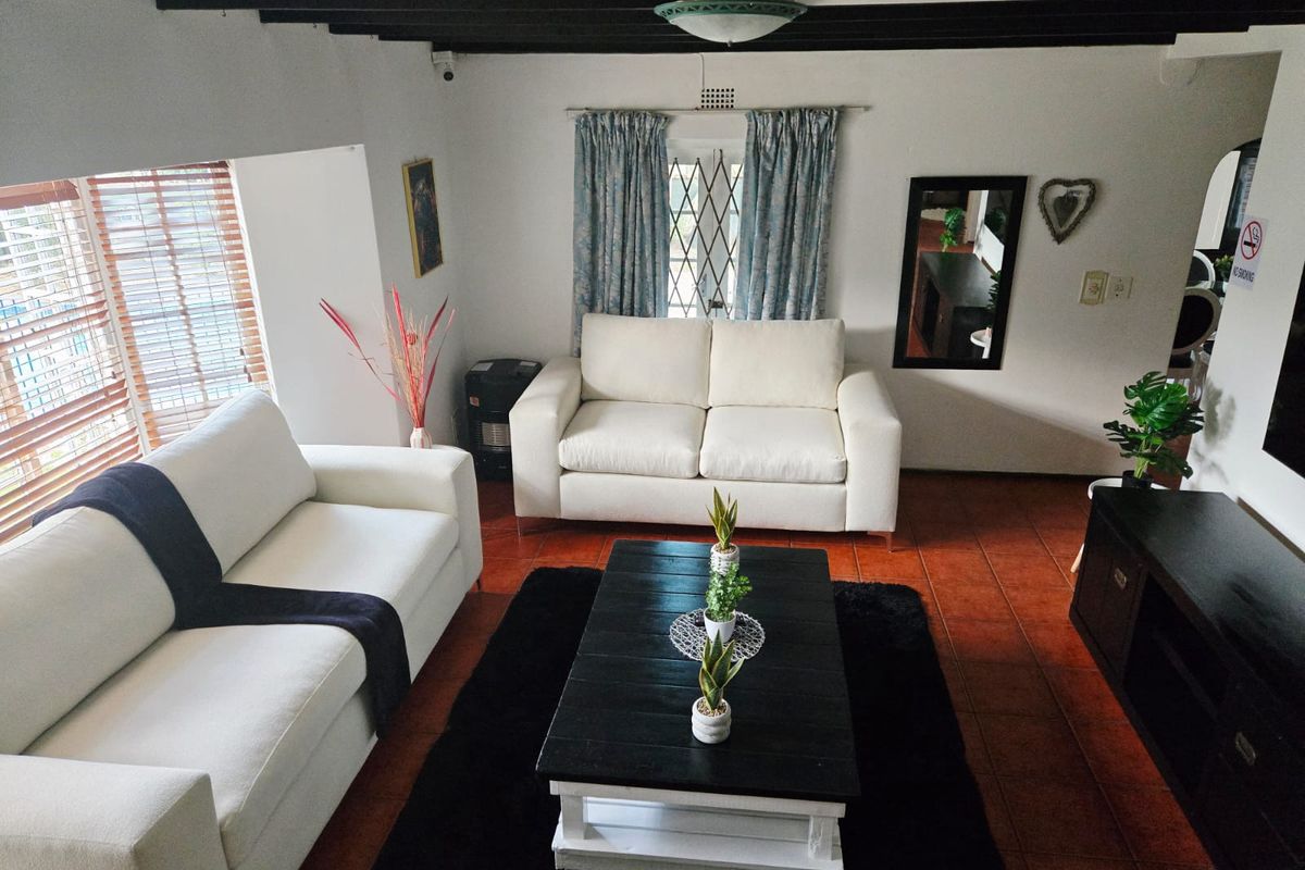 Spacious 5-Bedroom Family Home with Pool and Expansive Garden in Prime Ferndale - Photo 3