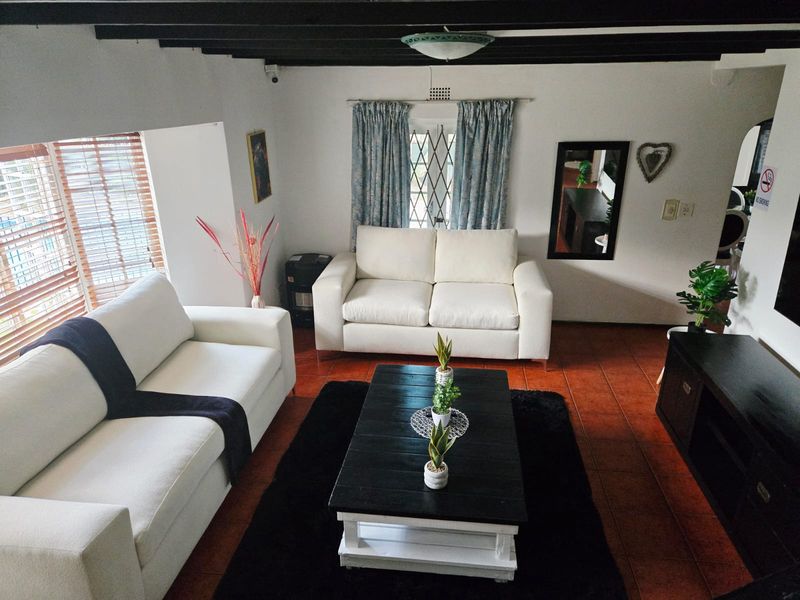 Spacious 5-Bedroom Family Home with Pool and Expansive Garden in Prime Ferndale - Photo 3