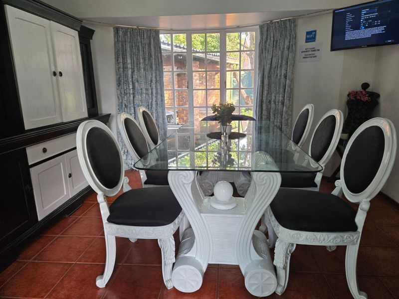 Spacious 5-Bedroom Family Home with Pool and Expansive Garden in Prime Ferndale - Photo 2