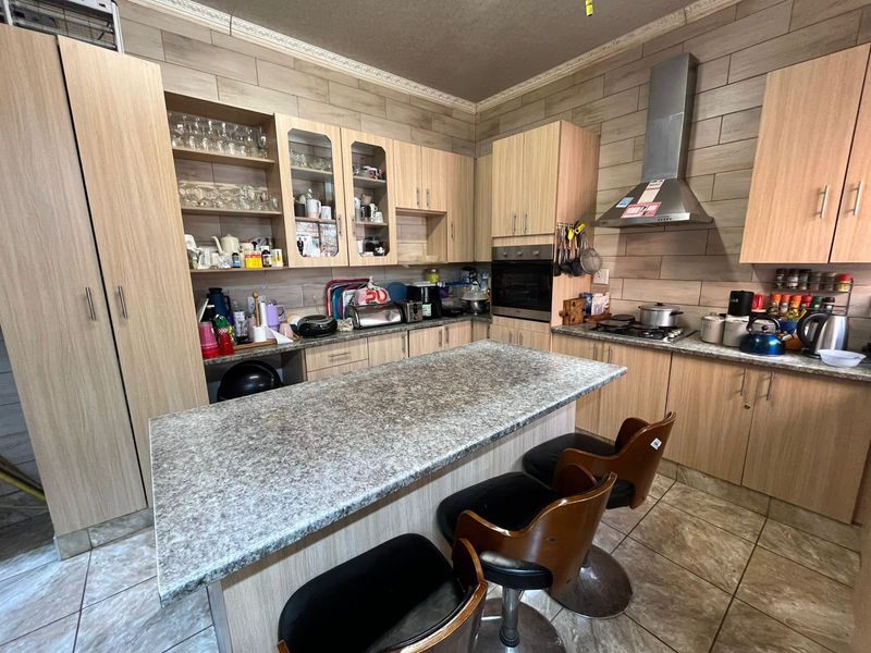 6 Bedroom House For Sale - Photo 1