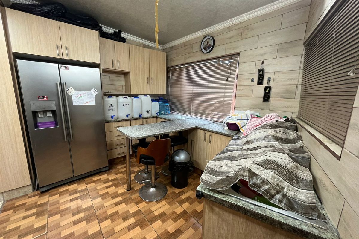 6 Bedroom House For Sale - Photo 3