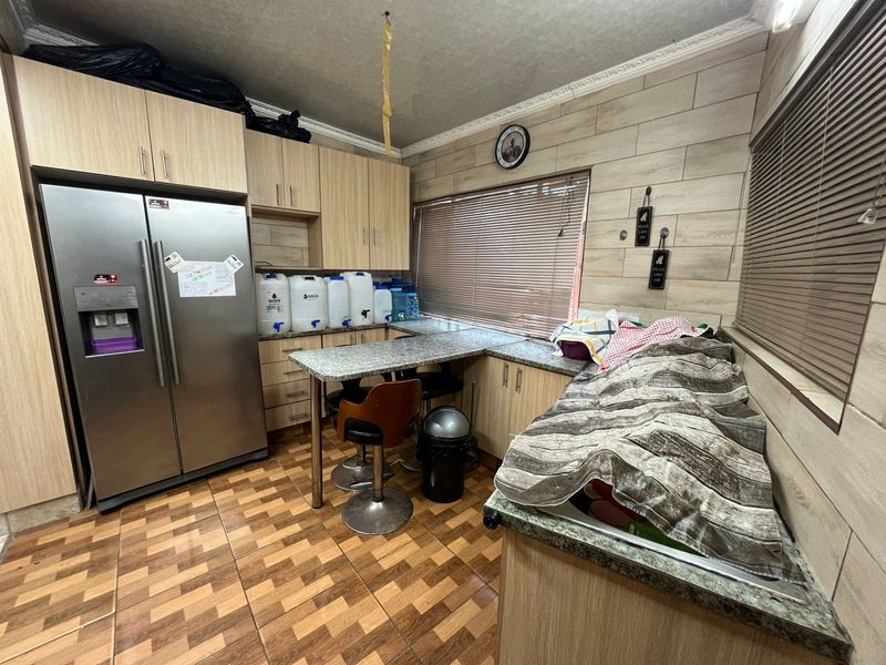 6 Bedroom House For Sale - Photo 3