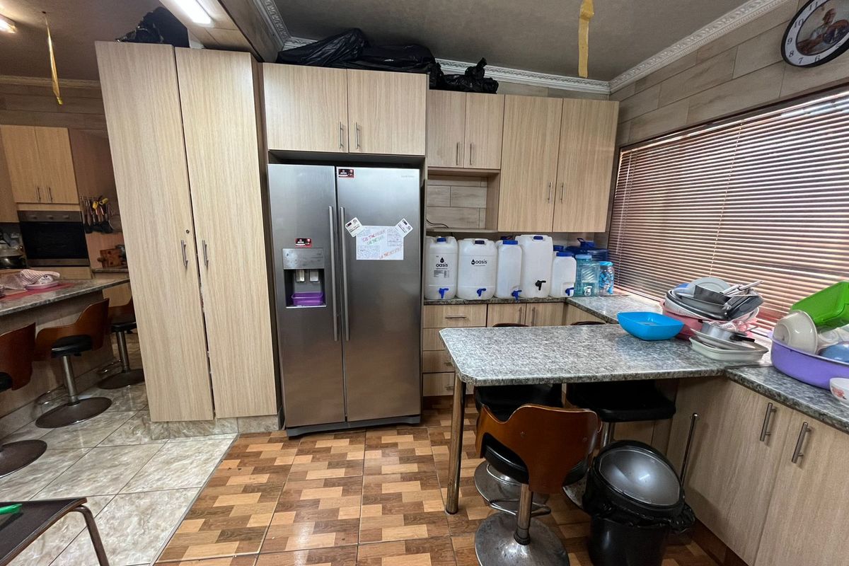 6 Bedroom House For Sale - Photo 2