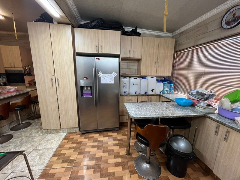 6 Bedroom House For Sale - Photo 2