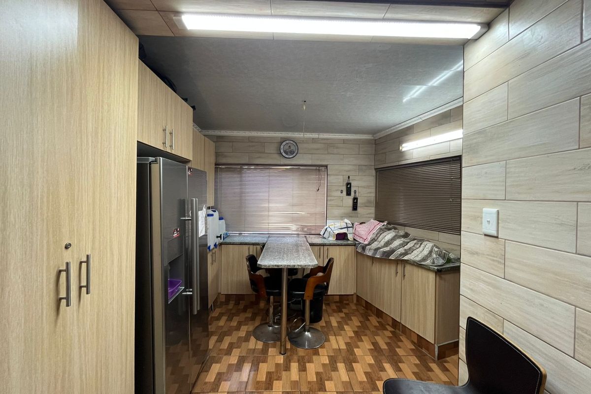6 Bedroom House For Sale - Photo 4