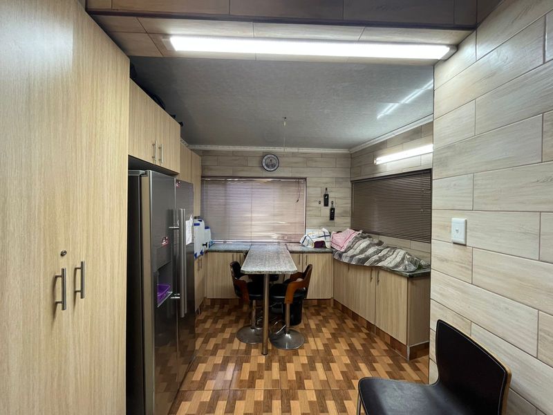 6 Bedroom House For Sale - Photo 4