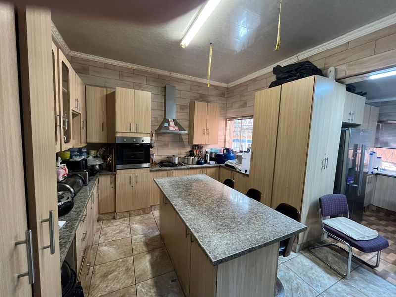 6 Bedroom House For Sale - Photo 6