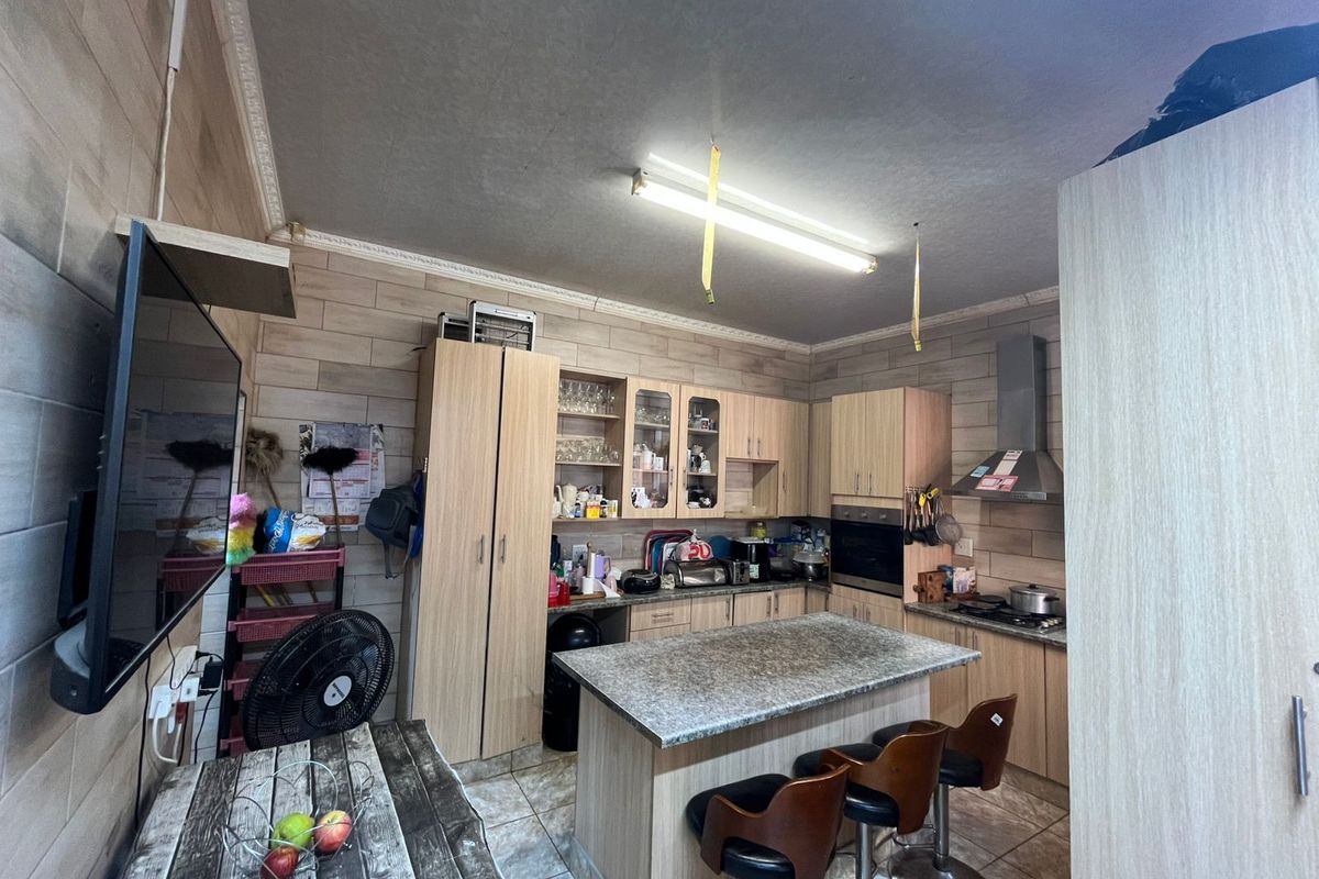 6 Bedroom House For Sale - Photo 5