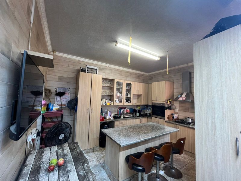 6 Bedroom House For Sale - Photo 5
