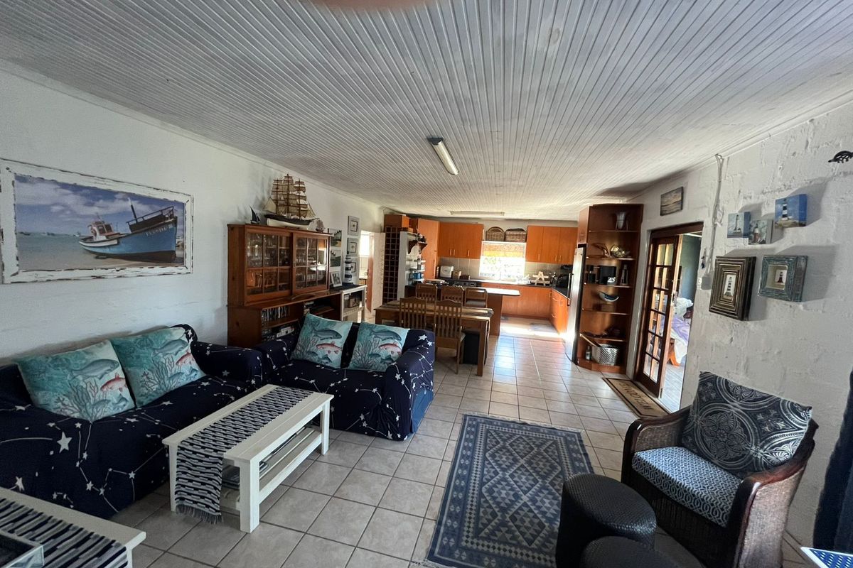 Stunning coastal home - Photo 5