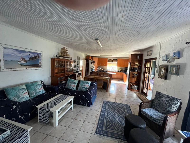 Stunning coastal home - Photo 5