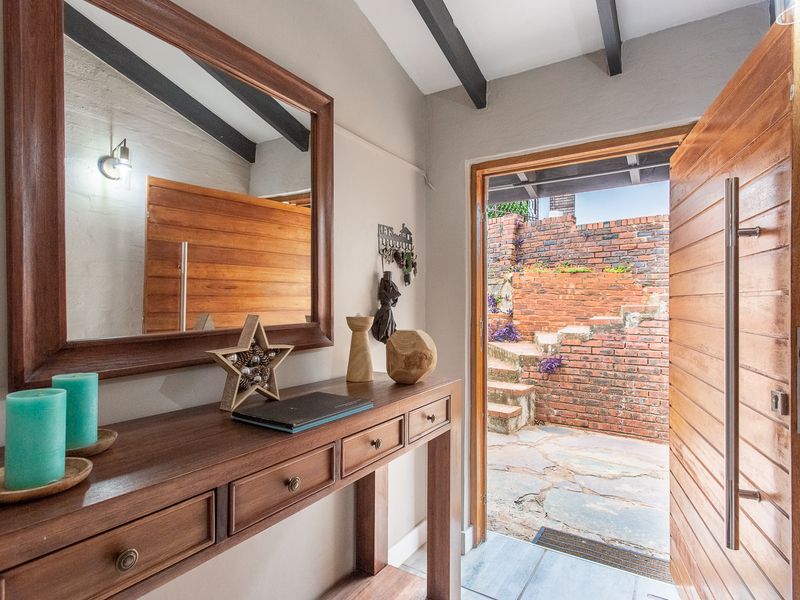 Superb, Slick & Stylish Family Living with Flatlet and Ocean Views - Photo 4