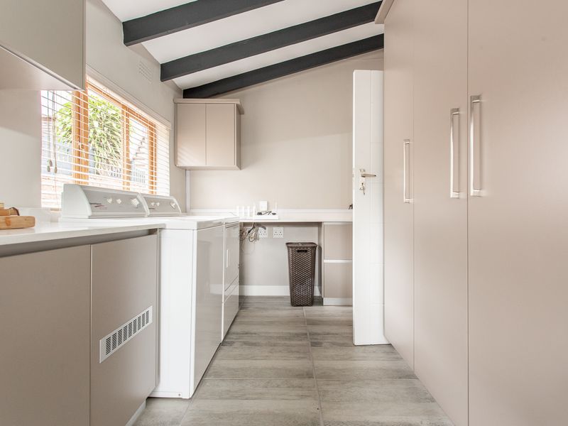 Superb, Slick & Stylish Family Living with Flatlet and Ocean Views - Photo 9