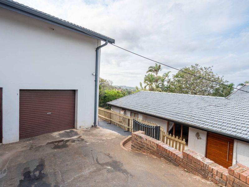 Superb, Slick & Stylish Family Living with Flatlet and Ocean Views - Photo 2