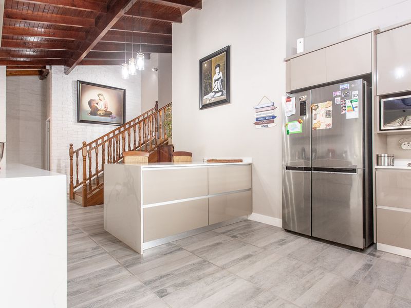Superb, Slick & Stylish Family Living with Flatlet and Ocean Views - Photo 5