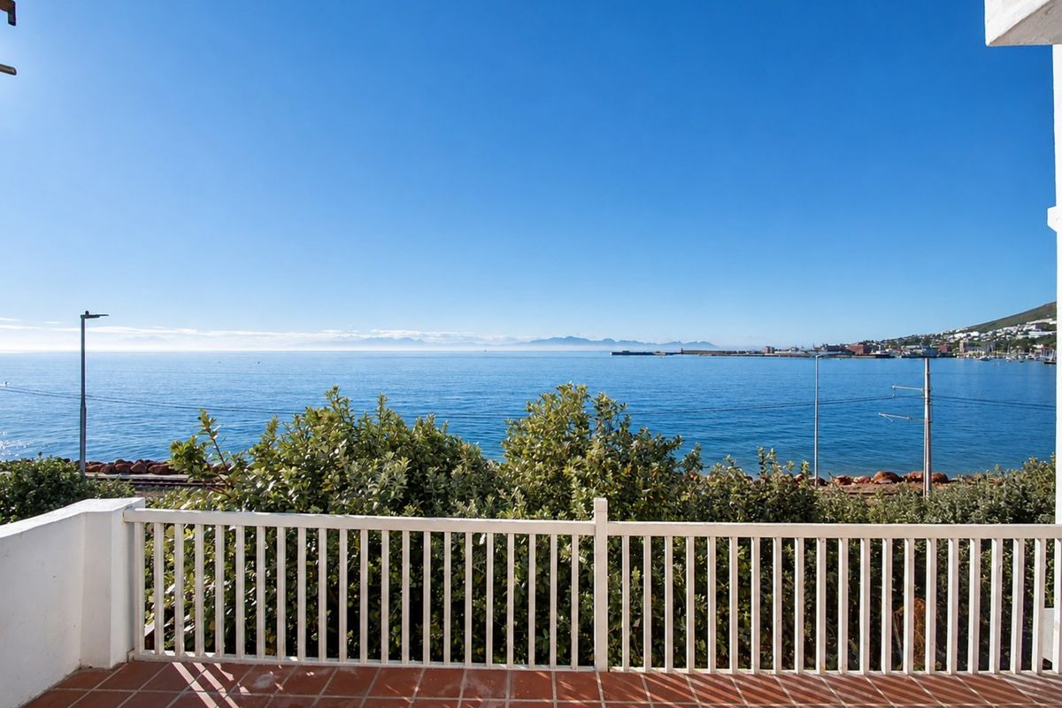 A Spacious Coastal Townhouse With Sweeping Sea Views - Photo 2