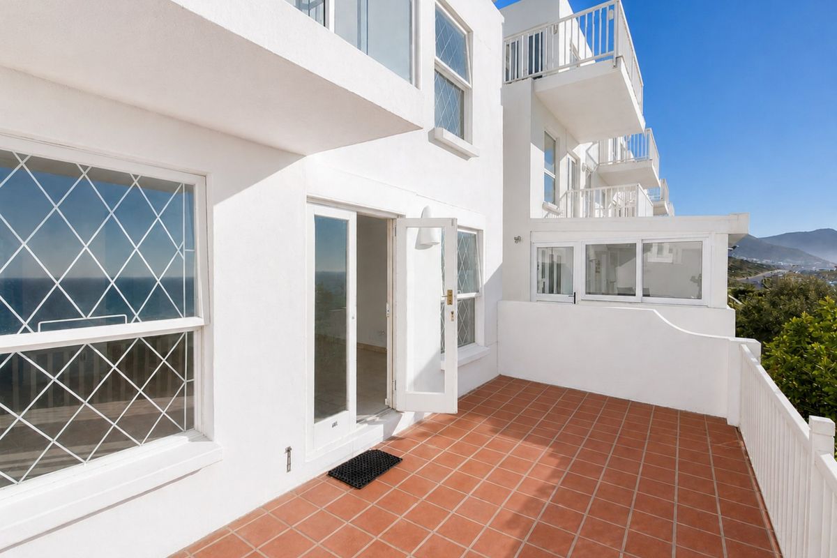A Spacious Coastal Townhouse With Sweeping Sea Views - Photo 3
