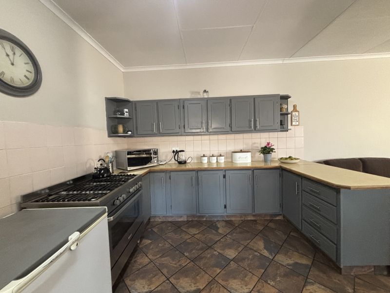 Low Maintenance Town House For Sale - Photo 3