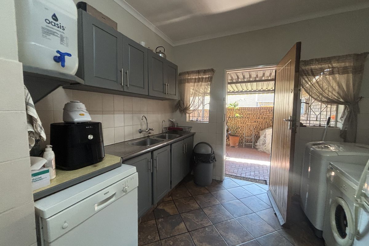 Low Maintenance Town House For Sale - Photo 4