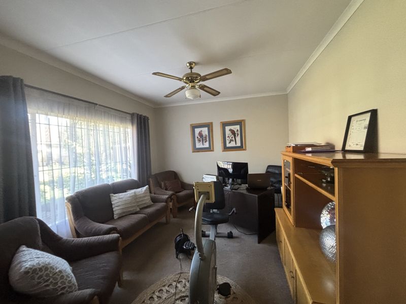 Low Maintenance Town House For Sale - Photo 5
