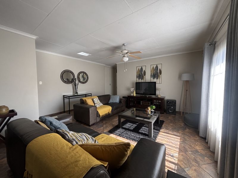 Low Maintenance Town House For Sale - Photo 7