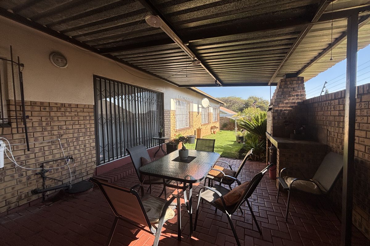 Low Maintenance Town House For Sale - Photo 2
