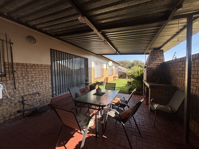 Low Maintenance Town House For Sale - Photo 2
