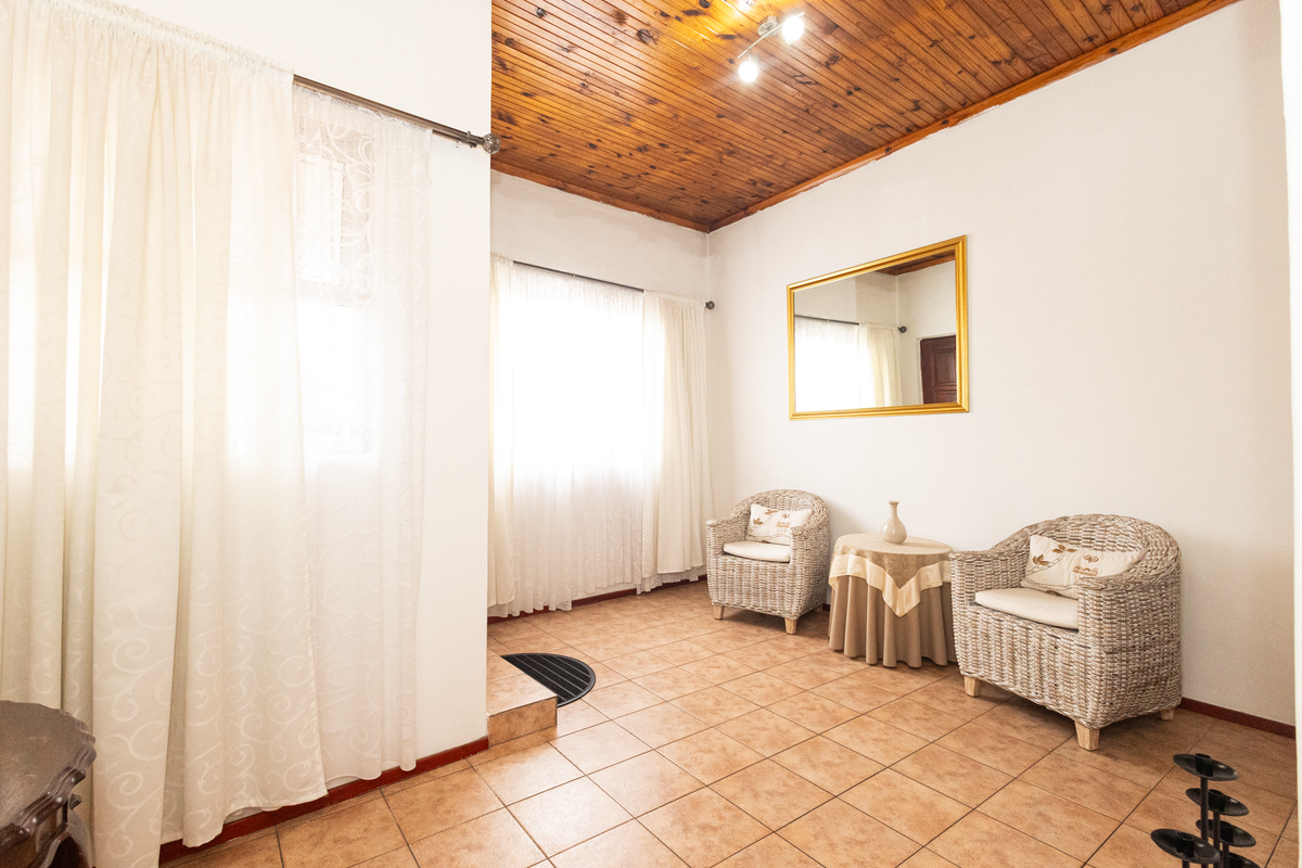 Spacious family home in quiet Area with double garage - Photo 5