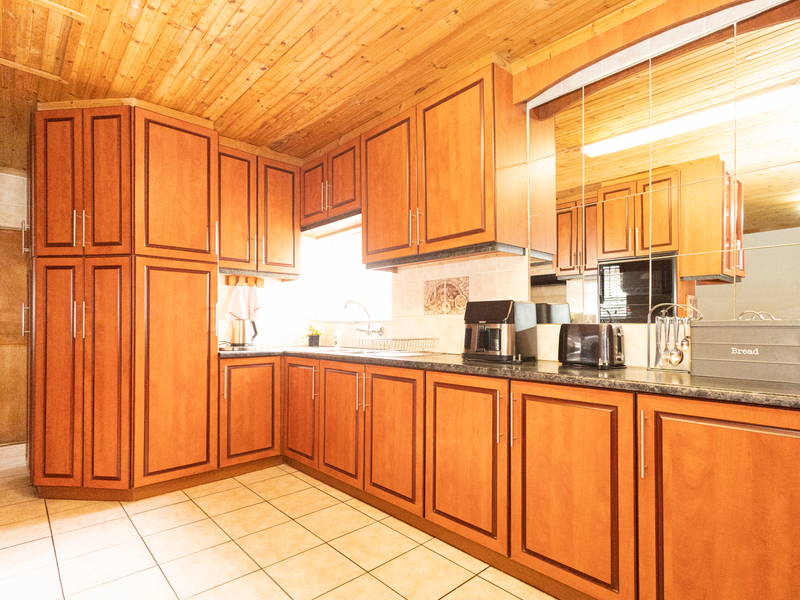 Spacious family home in quiet Area with double garage - Photo 8