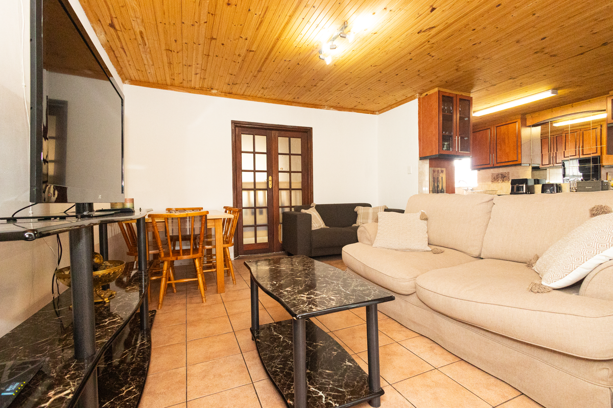 Spacious family home in quiet Area with double garage - Photo 4