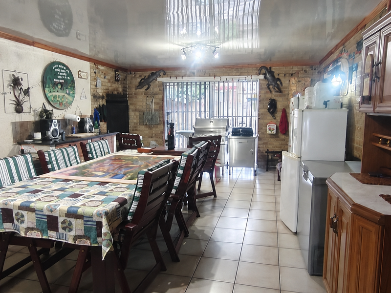 Warm And Spacious Family Home - Photo 4